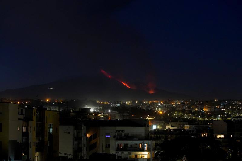 El volcán Etna, en Catania (Sicilia) entra inesperadamente en erupción dejando un reguero de cenizas y fragmentos de lava en las ciudades más cercanas 