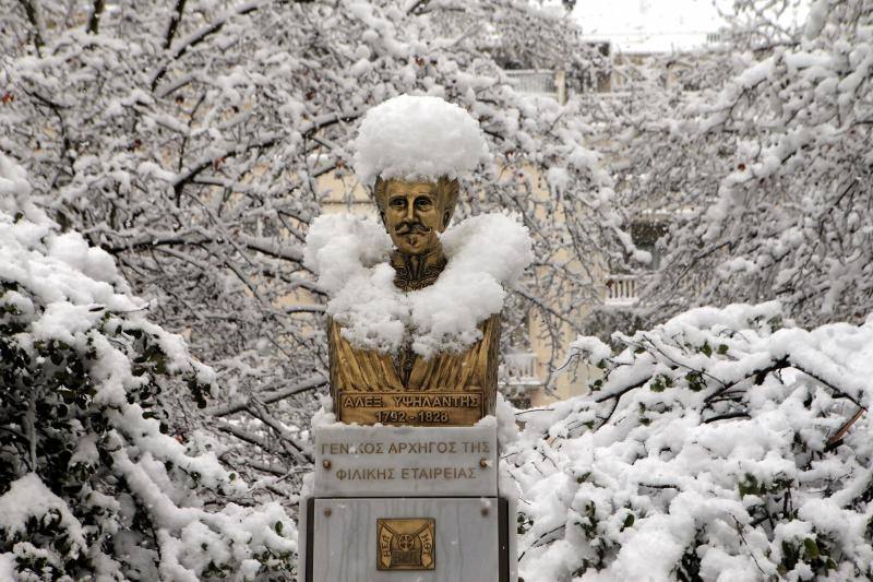 El temporal de frío y nieve Medea ha cubierto de blanco las calles y monumentos de Atenas 
