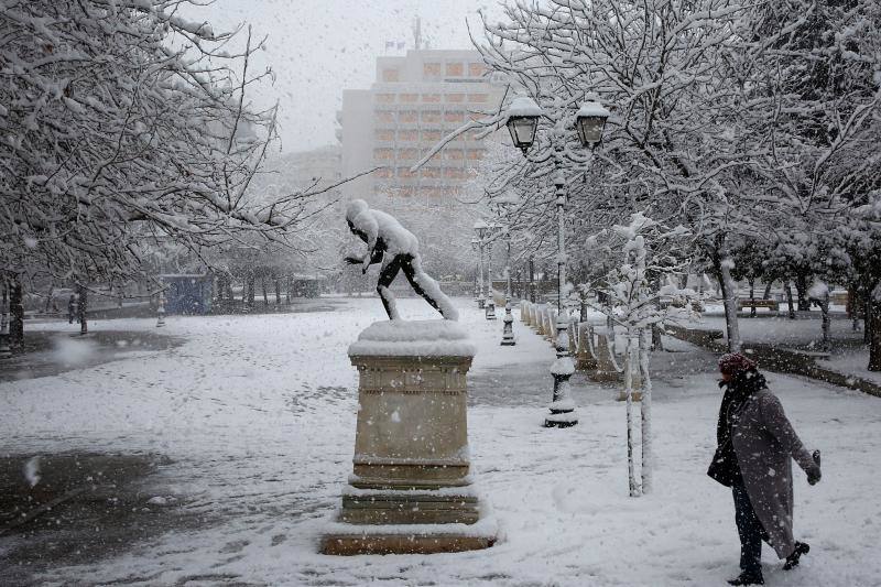El temporal de frío y nieve Medea ha cubierto de blanco las calles y monumentos de Atenas 