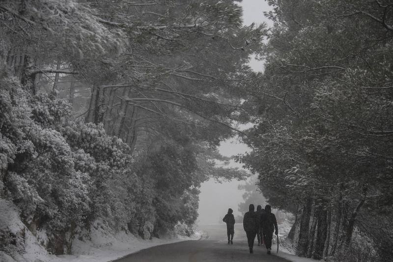 El temporal de frío y nieve Medea ha cubierto de blanco las calles y monumentos de Atenas 