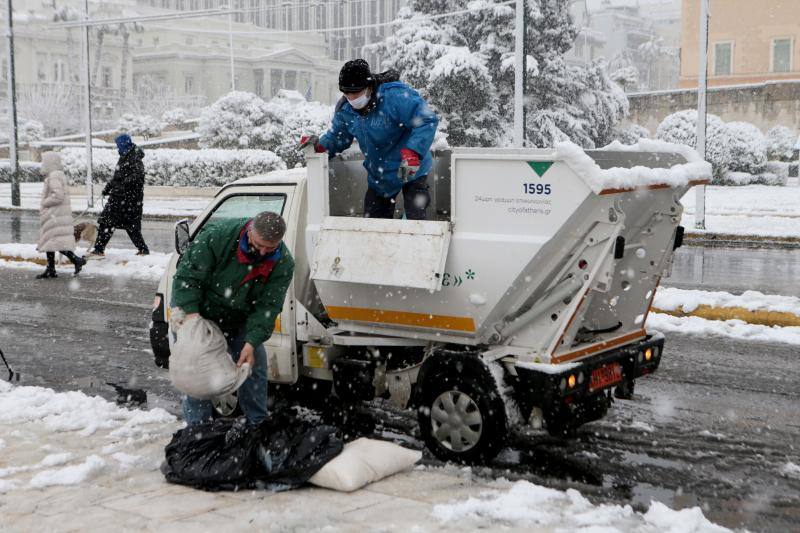 El temporal de frío y nieve Medea ha cubierto de blanco las calles y monumentos de Atenas 