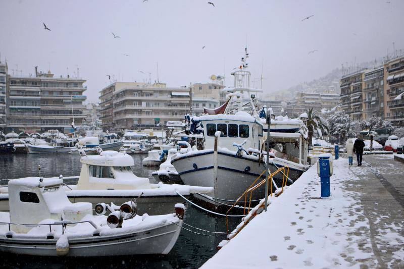 El temporal de frío y nieve Medea ha cubierto de blanco las calles y monumentos de Atenas 