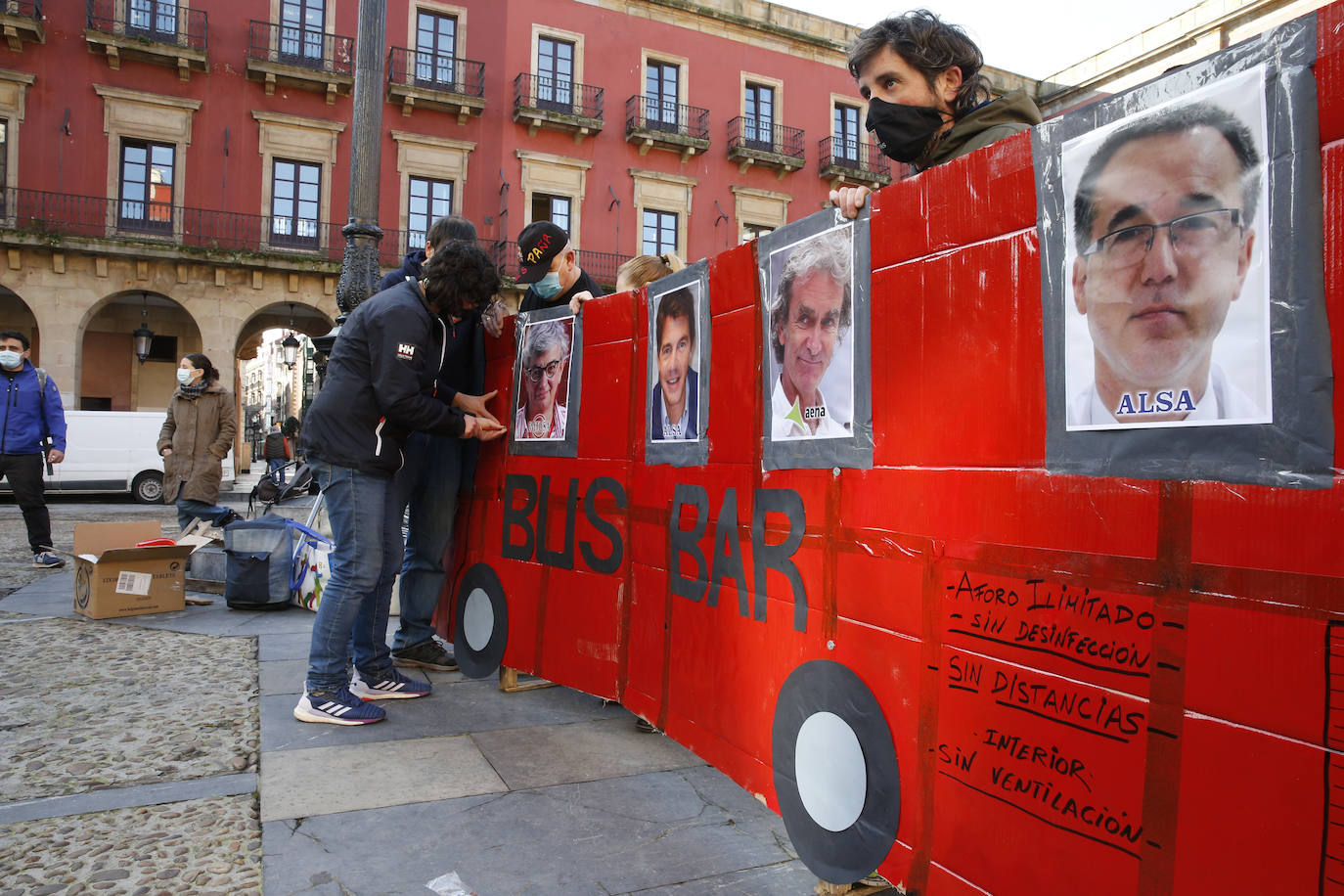 Una veintena de hosteleros, convocados por la asociación Hostelería con Conciencia, se han concentrado este miércoles en la plaza Mayor de Gijón para reivindicar «ayudas directas no bonos que solo beneficien al consumidor»