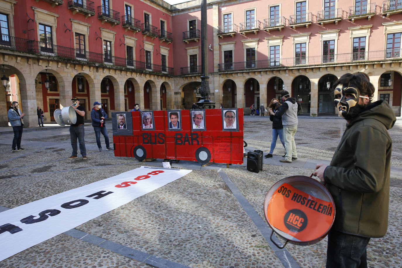 Una veintena de hosteleros, convocados por la asociación Hostelería con Conciencia, se han concentrado este miércoles en la plaza Mayor de Gijón para reivindicar «ayudas directas no bonos que solo beneficien al consumidor»