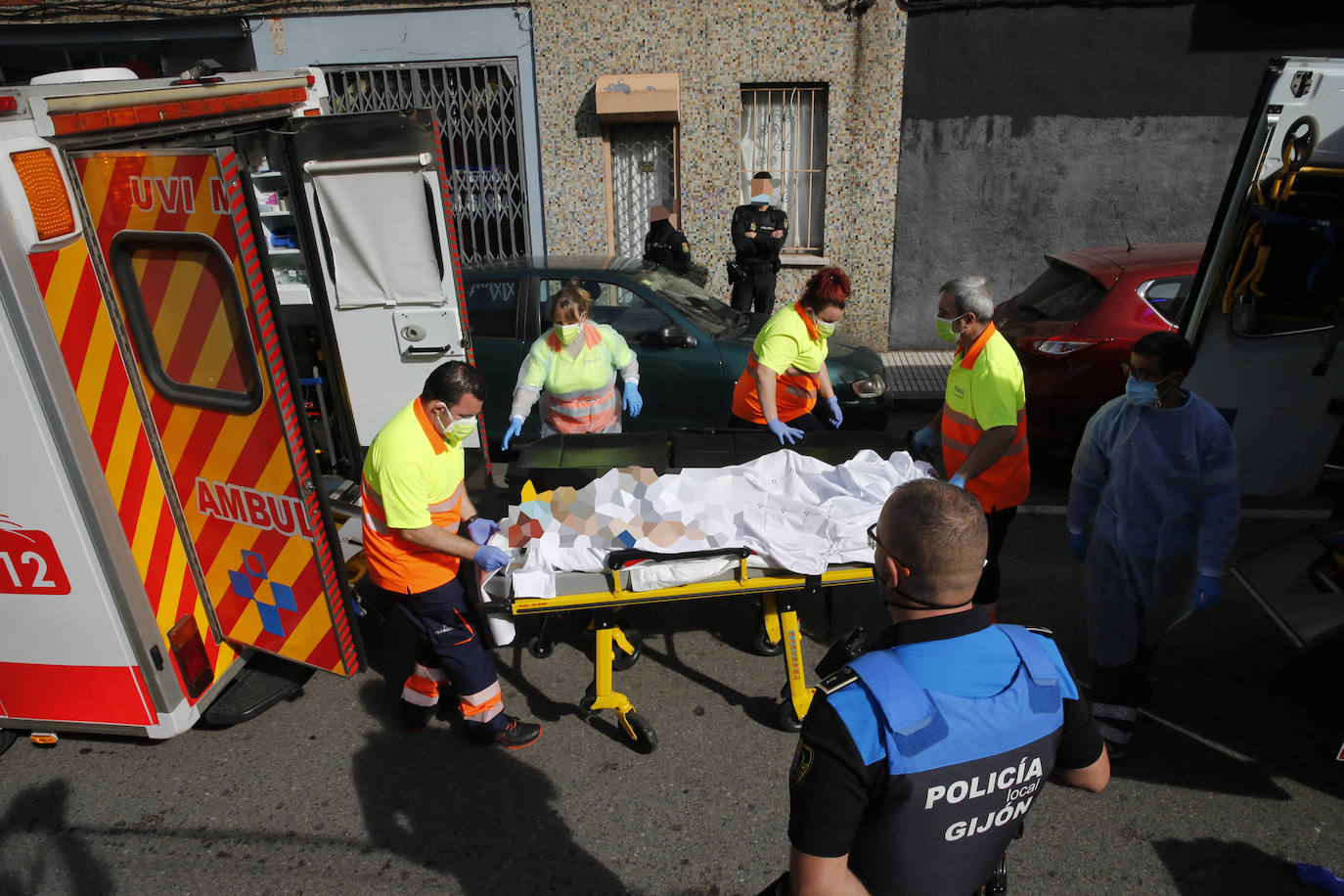 Ha sido trasladado por el SAMU a un centro hospitalario con dos impactos de bala en un pie y en la zona abdominal