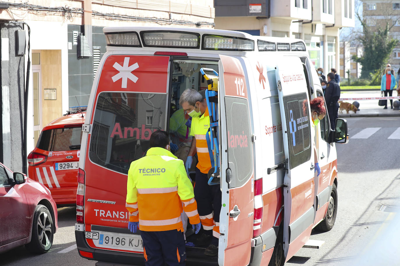 Ha sido trasladado por el SAMU a un centro hospitalario con dos impactos de bala en un pie y en la zona abdominal