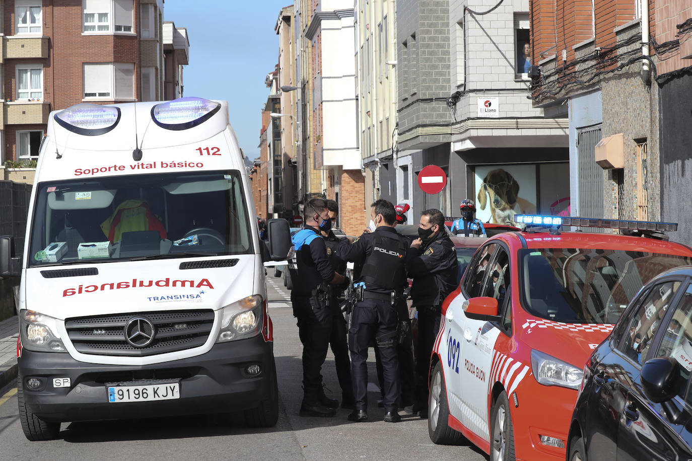 Ha sido trasladado por el SAMU a un centro hospitalario con dos impactos de bala en un pie y en la zona abdominal