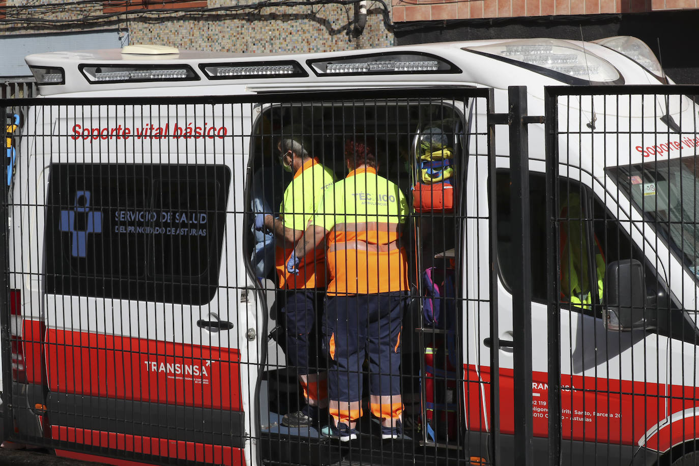 Ha sido trasladado por el SAMU a un centro hospitalario con dos impactos de bala en un pie y en la zona abdominal