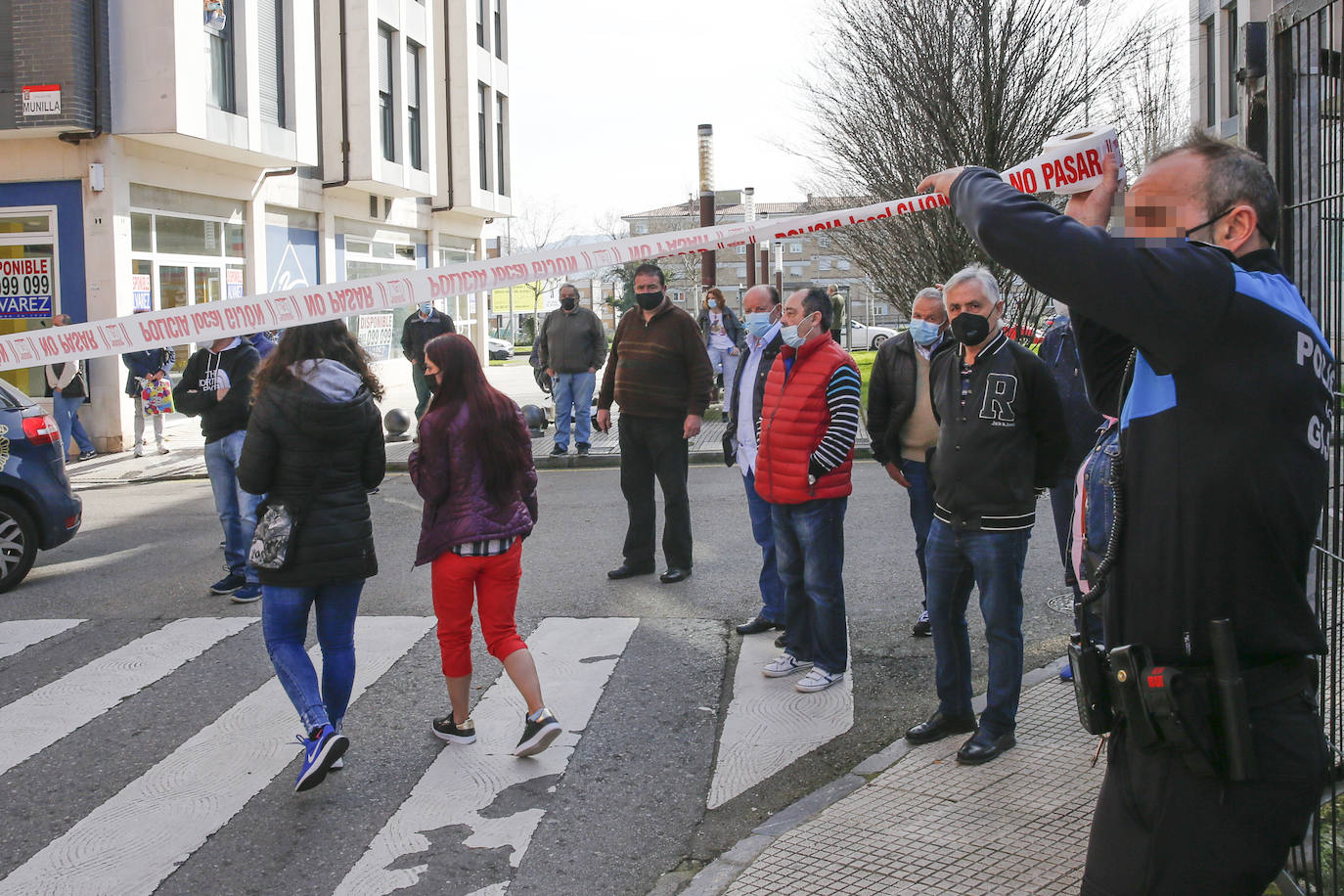 Ha sido trasladado por el SAMU a un centro hospitalario con dos impactos de bala en un pie y en la zona abdominal