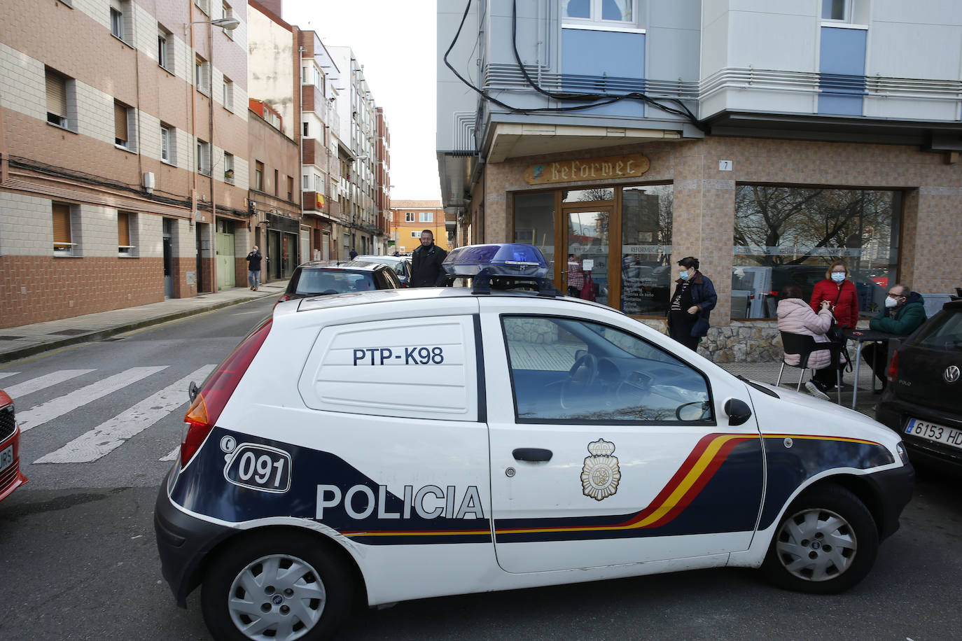 Ha sido trasladado por el SAMU a un centro hospitalario con dos impactos de bala en un pie y en la zona abdominal