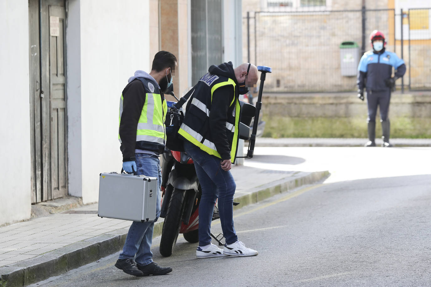 Ha sido trasladado por el SAMU a un centro hospitalario con dos impactos de bala en un pie y en la zona abdominal