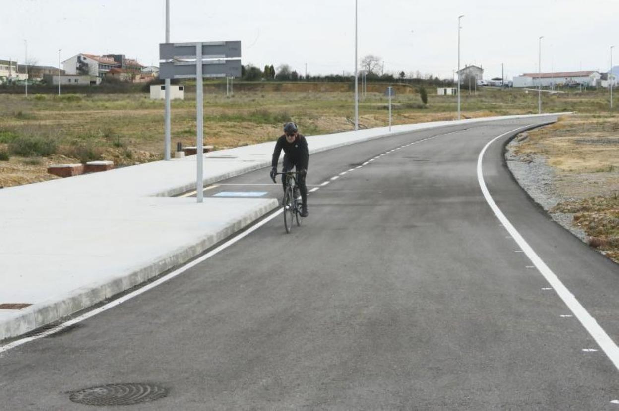 Uno de los viales de la primera fase urbanizada del polígono industrial de Bobes. 