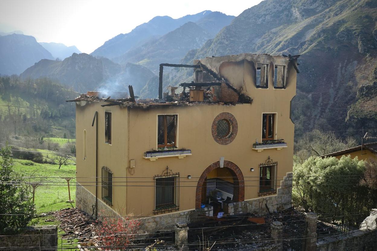 El incendio arrasó tanto el tejado como el interior de la vivienda, edificada en 1935. 