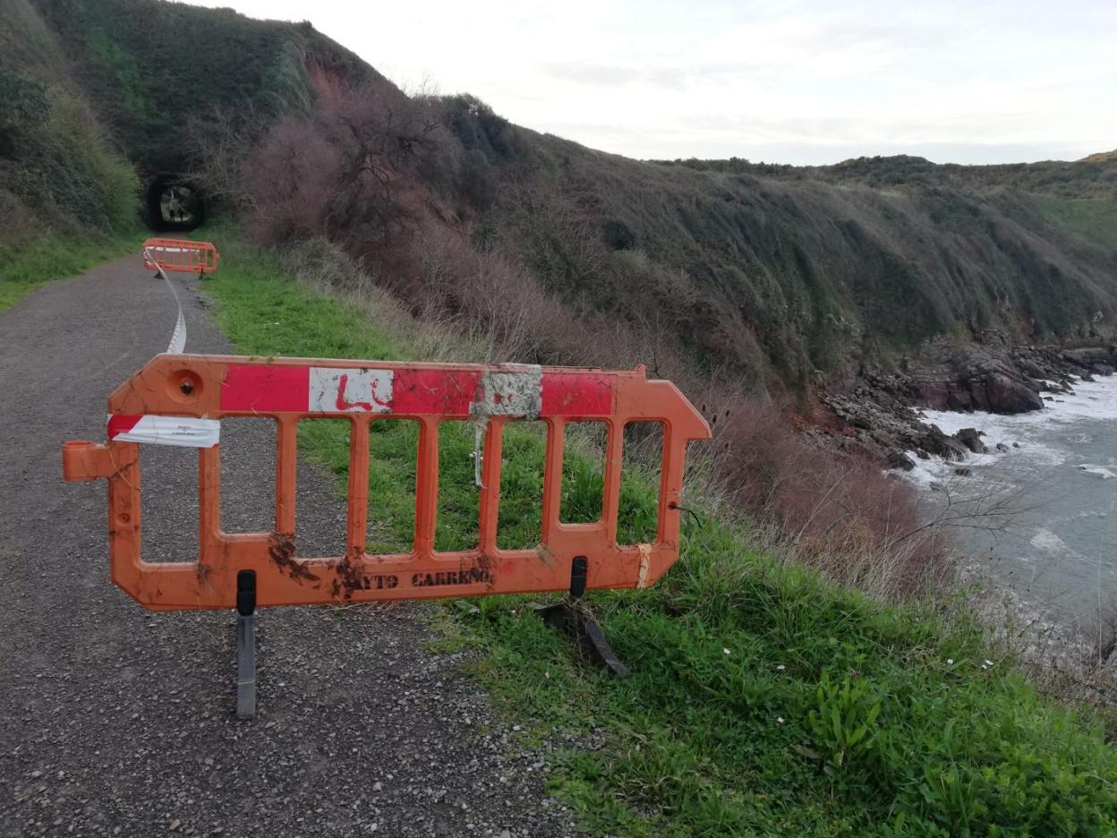 Vallas en torno a una grieta en la senda, a la altura de cala Morís. 