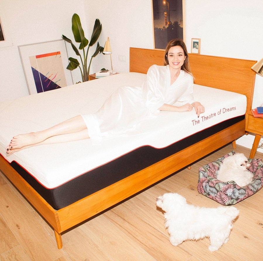 Dafne Fernández presume de cama nueva.