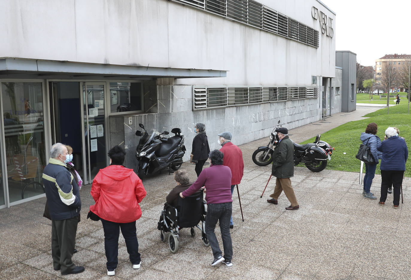Este jueves se registraron importantes colas a las puertas del centro de salud de La Calzada para vacunarse del covid.