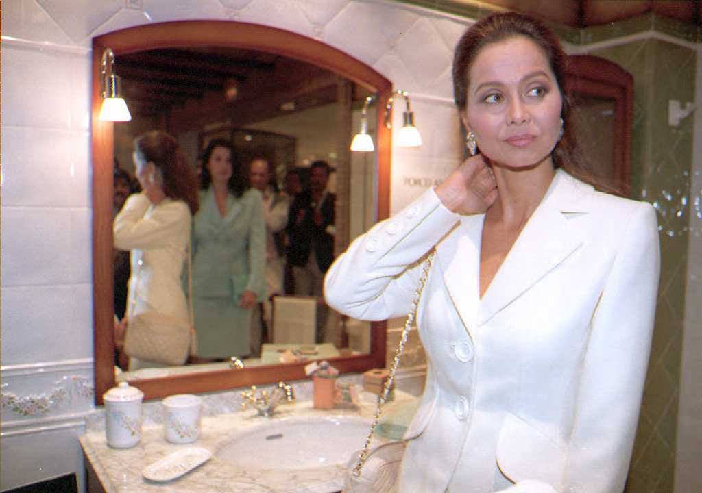 1995 | Isabel Preysler está de celebración. La reina de corazones cumple 70 años este 18 de febrero. La filipina saltó a la fama hace ya cincuenta años, cuando se casó con Julio Iglesias y a día de hoy continúa siendo uno de los mayores iconos de la elegancia. Su 70 cumpleaños le llega en un buen momento vital: feliz con sus hijos y nietos y enamorada de Mario Vargas Llosa. 