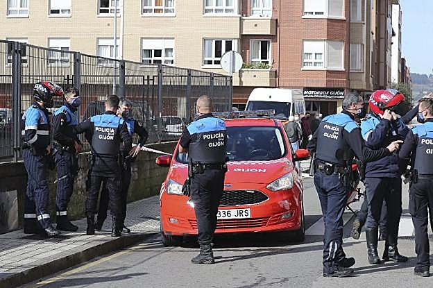 La Policía de Gijón reduce a tiros a un hombre que le atacó con un hacha al ser desahuciado