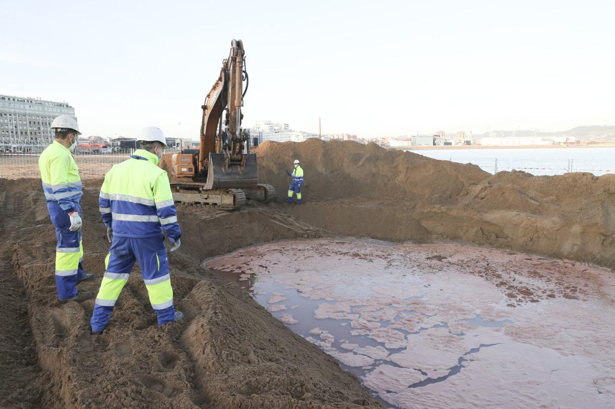 Los operarios de la EMA, trabajando en la playa. 