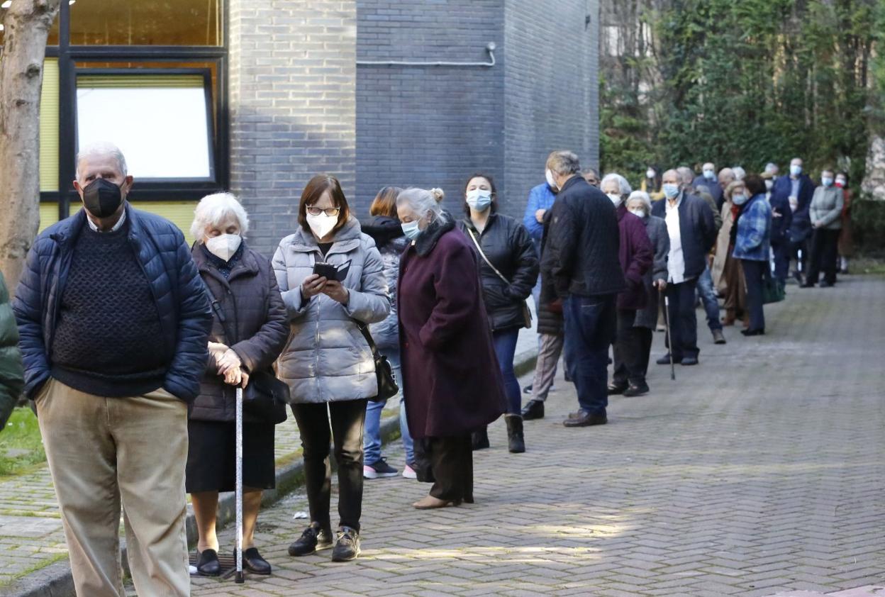Cola para vacunarse ayer en el centro de salud El Parque-Somió, de Gijón. 