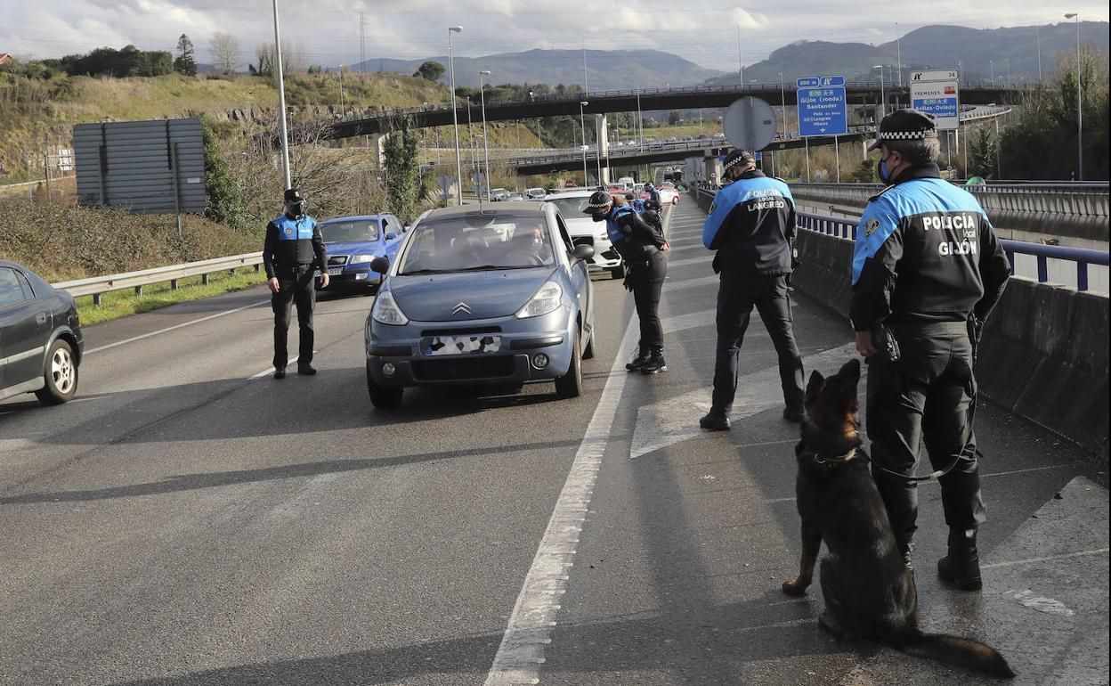 Control de movilidad en Gijón este jueves.