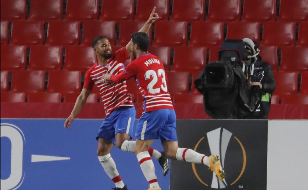 Kenedy celebra junto a Jorge Molina su gol al Nápoles.