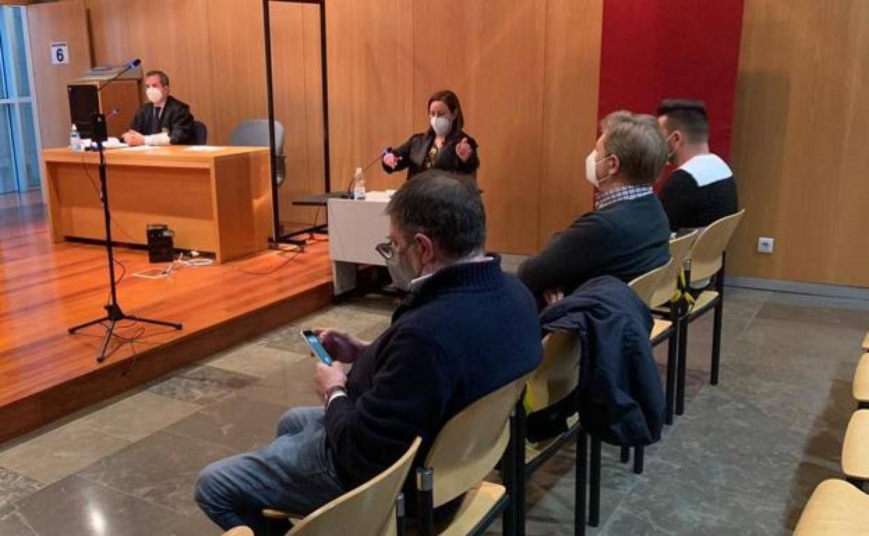 De izquierda a derecha, Emilio Carrera, José Herrero y el coordinador de Deportes del Ayuntamiento de Llanes durante el juicio en Oviedo.