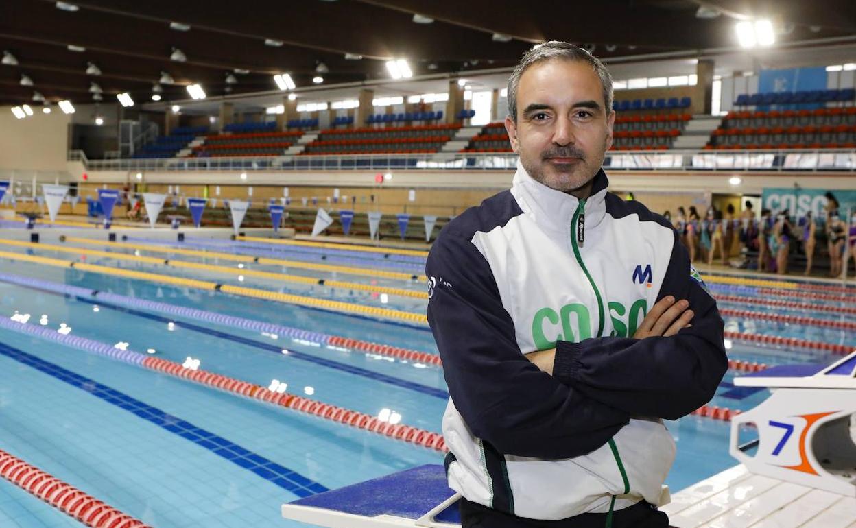 El entrenador Antonio Oliveira, junto a la piscina.