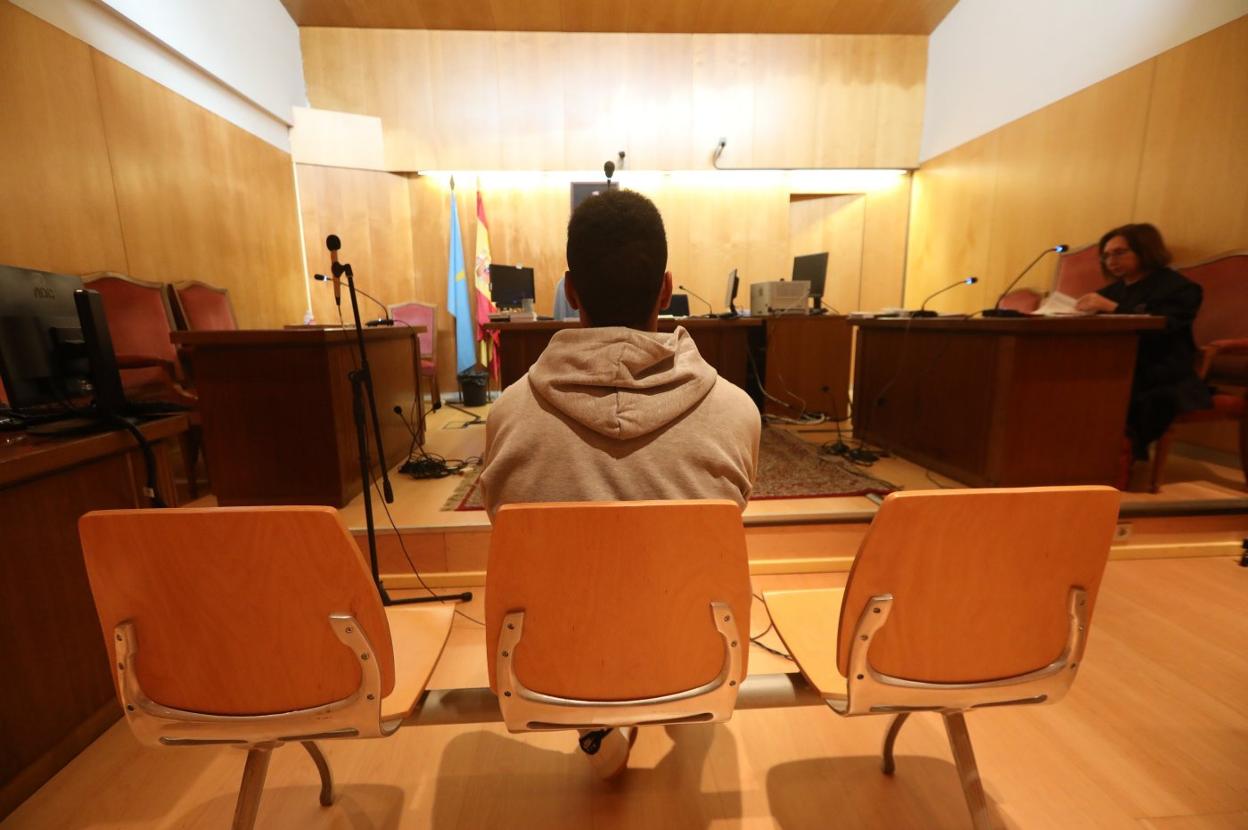 El joven condenado, en una de las vistas judiciales celebradas en Avilés. 