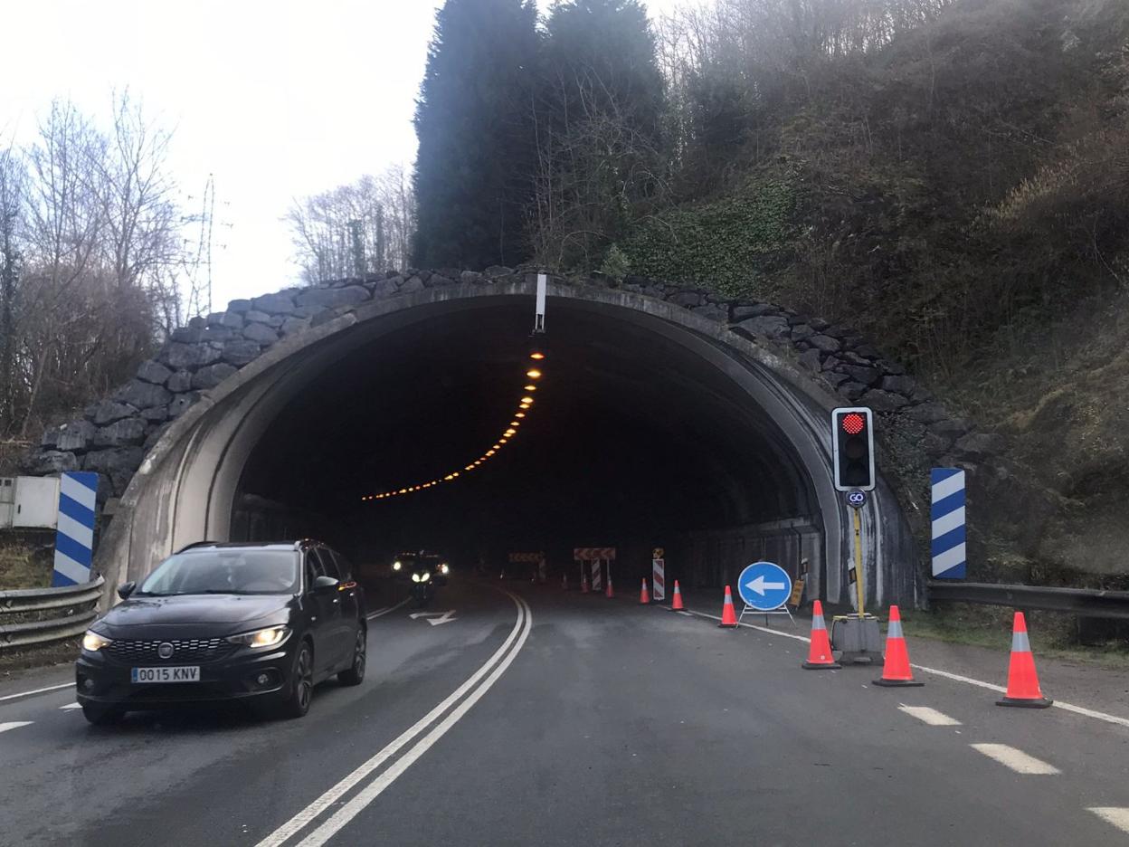 El semáforo para regular el tráfico ya está en funcionamiento. 