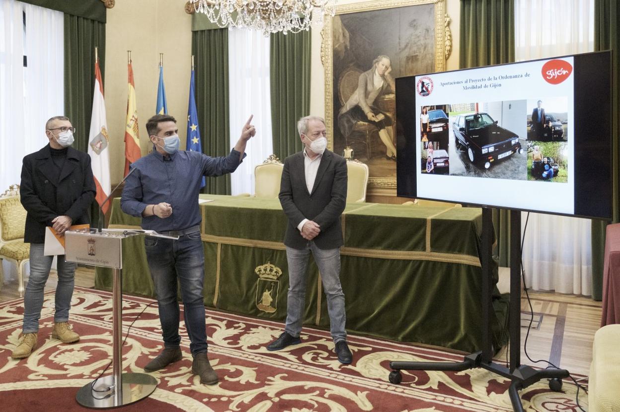 Iván García, de la plataforma de afectados, interviene en presencia de Sarasola (Cs) y Martín (IU). 