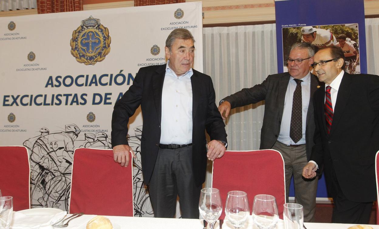 Luis Balagué, a la derecha, junto a Eddy Merckx y Suárez Cueva, en 2016. 