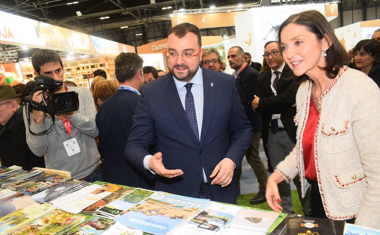 El presidente del Principado, Adrián Barbón, y la ministra de Turismo, Reyes Maroto, en el expositor de Asturias en Fitur 2020.