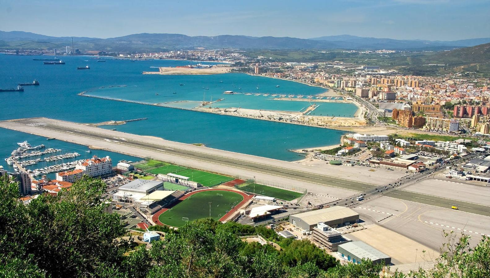 Aeropuerto de Gibraltar | Se le puede considerar como uno de los aeropuertos más peculiares del mundo porque la pista de aterrizaje cruza una carretera. Concretamente la calle más bulliciosa de la ciudad, Winston Churchill Avenue.