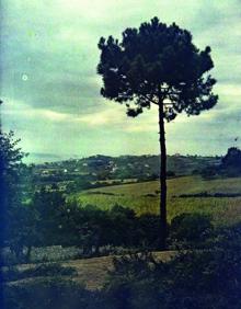 Imagen secundaria 2 - Arriba, paisaje de los alrededores de Gijón. A la izquierda, paisaje con escultura en un jardín y a la derecha, escena de Somió.