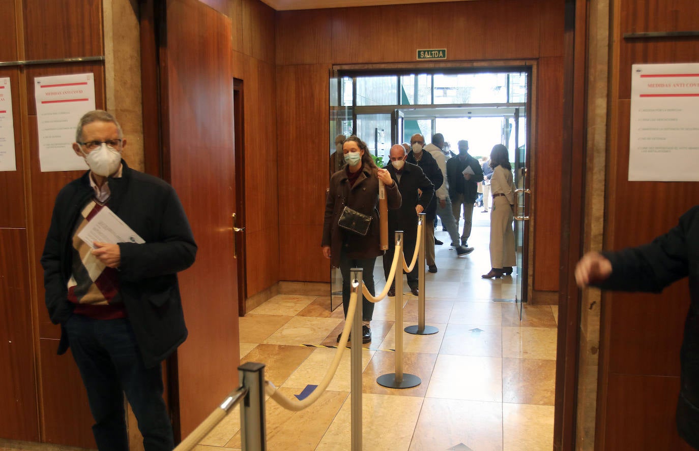 Luis Antuña consiguió este viernes la victoria en las elecciones al Colegio de Médicos de Asturias, imponiéndose a Venancio Martínez. Hubo gran afluencia de médicos para votar en las primeras elecciones desde 2001.