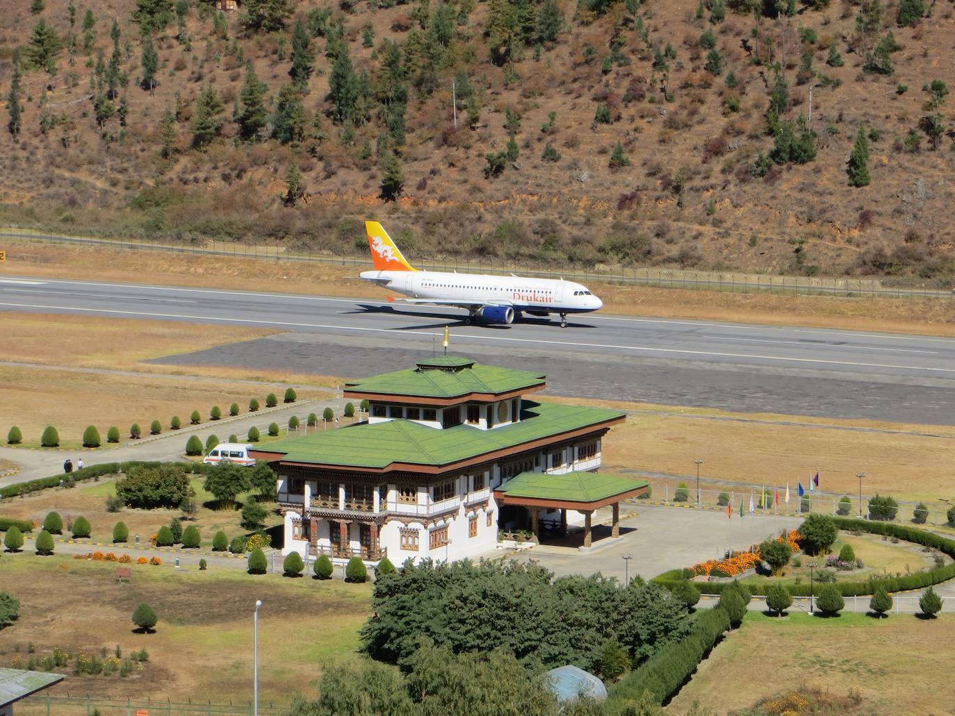 Aeropuerto Internacional de Paro (Bután) | Está considerado como uno de los más peligrosos del mundo para despegar y aterrizar, ya que está construido en plena cordillera del Himalaya.