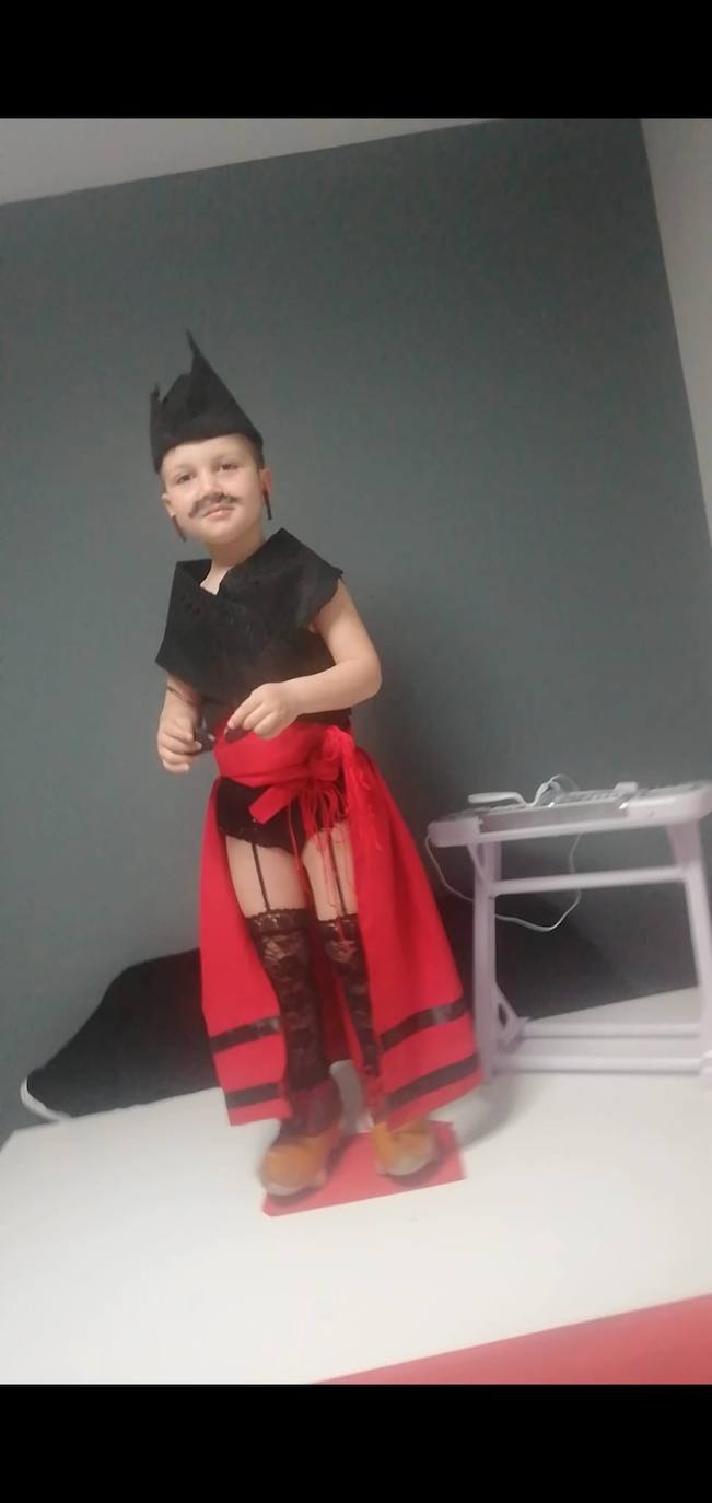 Decididos a no quedarse sin Carnaval, los ovetenses no han dudado en participar en el concurso 'Carnaval Casero 2021' convocado por la Concejalía de Centros Sociales. Una treintena de propuestas individuales y en grupo se han presentado, demostrando su originalidad y ganas de pasarlo bien.