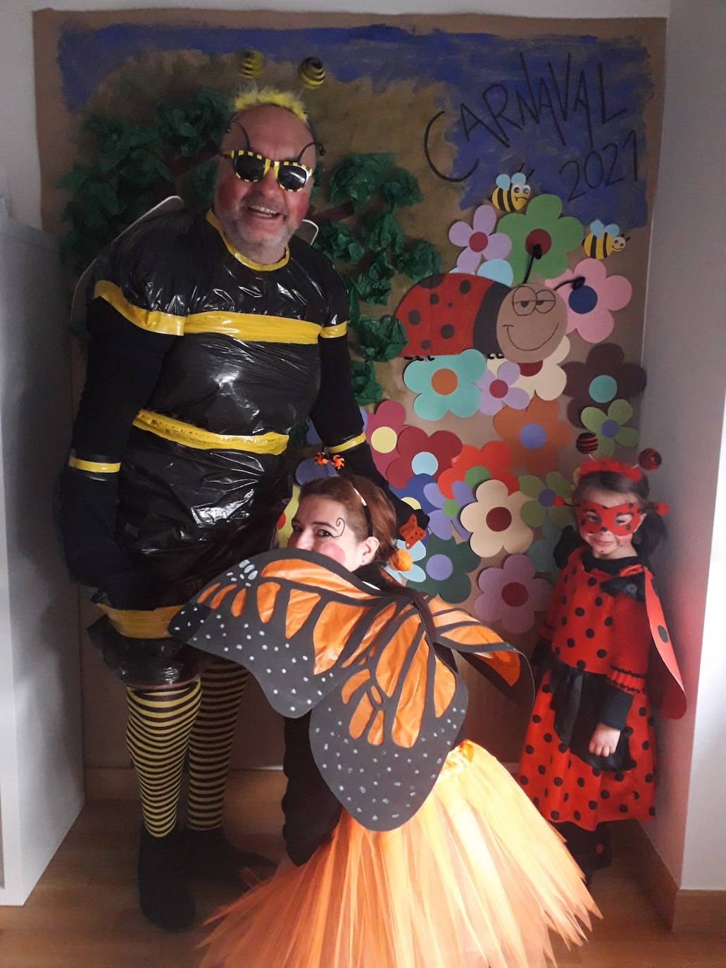 Decididos a no quedarse sin Carnaval, los ovetenses no han dudado en participar en el concurso 'Carnaval Casero 2021' convocado por la Concejalía de Centros Sociales. Una treintena de propuestas individuales y en grupo se han presentado, demostrando su originalidad y ganas de pasarlo bien.