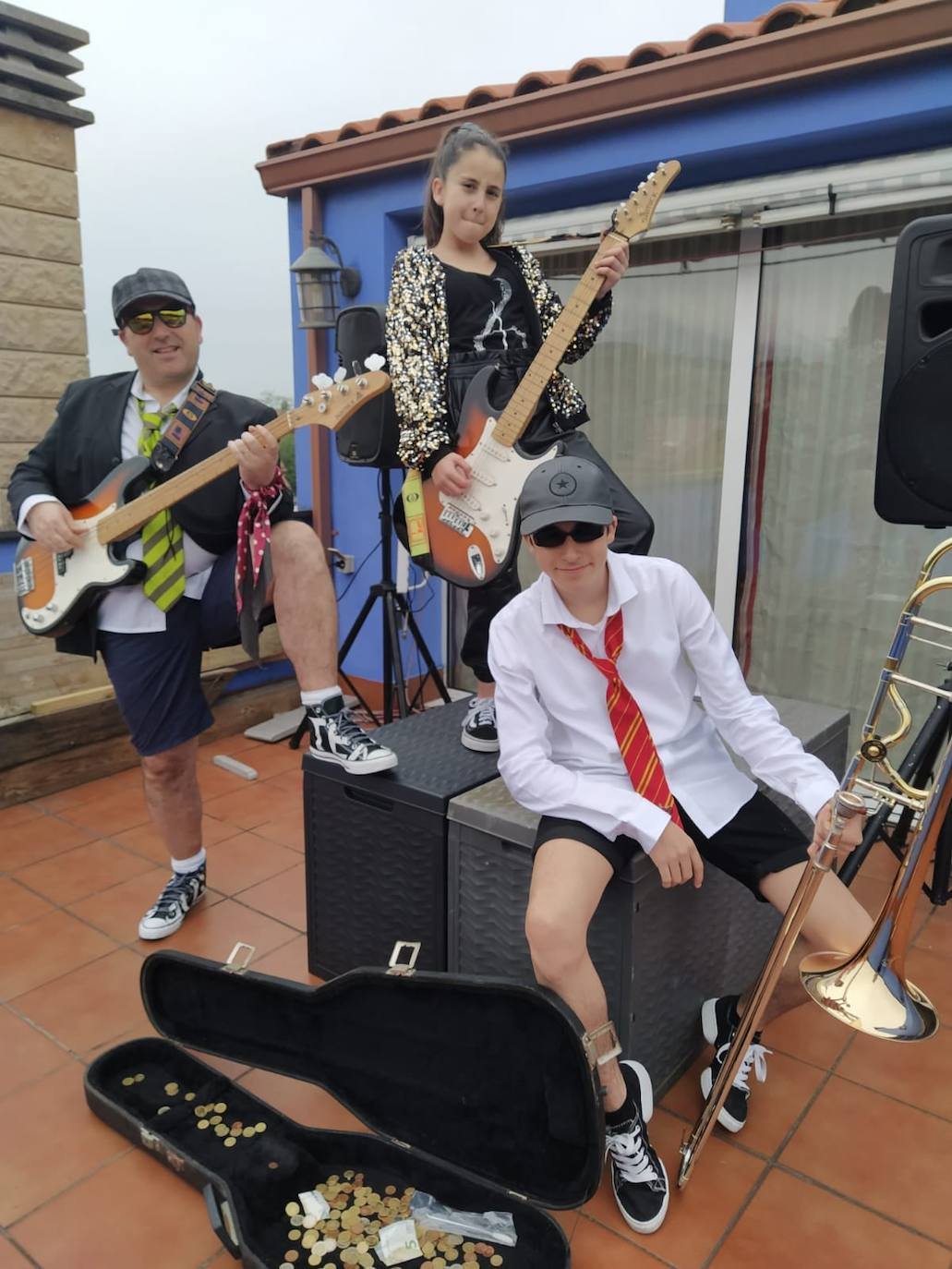 Decididos a no quedarse sin Carnaval, los ovetenses no han dudado en participar en el concurso 'Carnaval Casero 2021' convocado por la Concejalía de Centros Sociales. Una treintena de propuestas individuales y en grupo se han presentado, demostrando su originalidad y ganas de pasarlo bien.