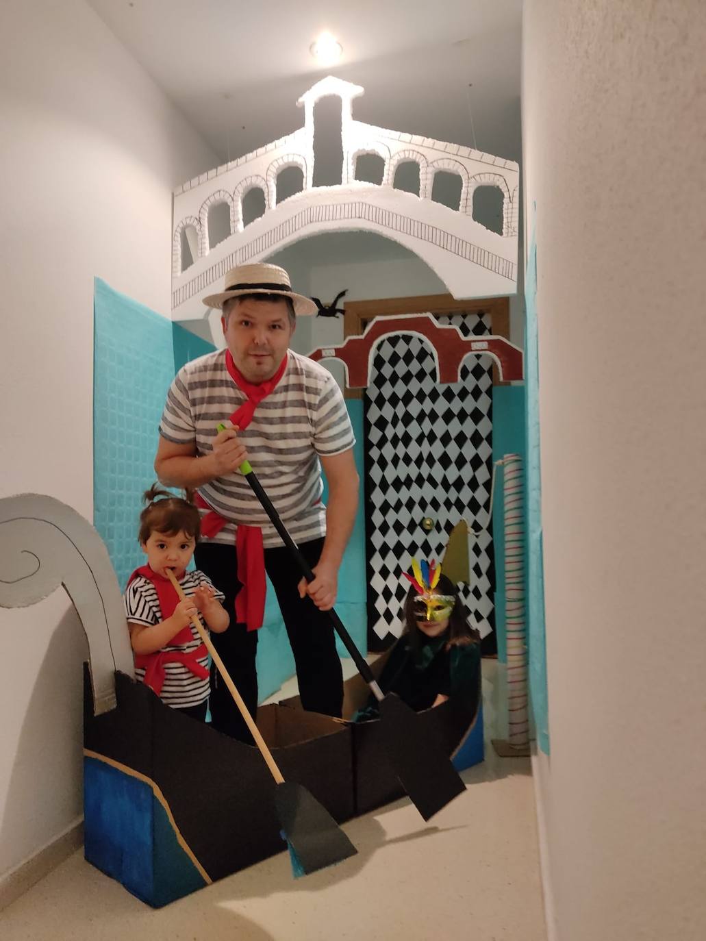 Decididos a no quedarse sin Carnaval, los ovetenses no han dudado en participar en el concurso 'Carnaval Casero 2021' convocado por la Concejalía de Centros Sociales. Una treintena de propuestas individuales y en grupo se han presentado, demostrando su originalidad y ganas de pasarlo bien.