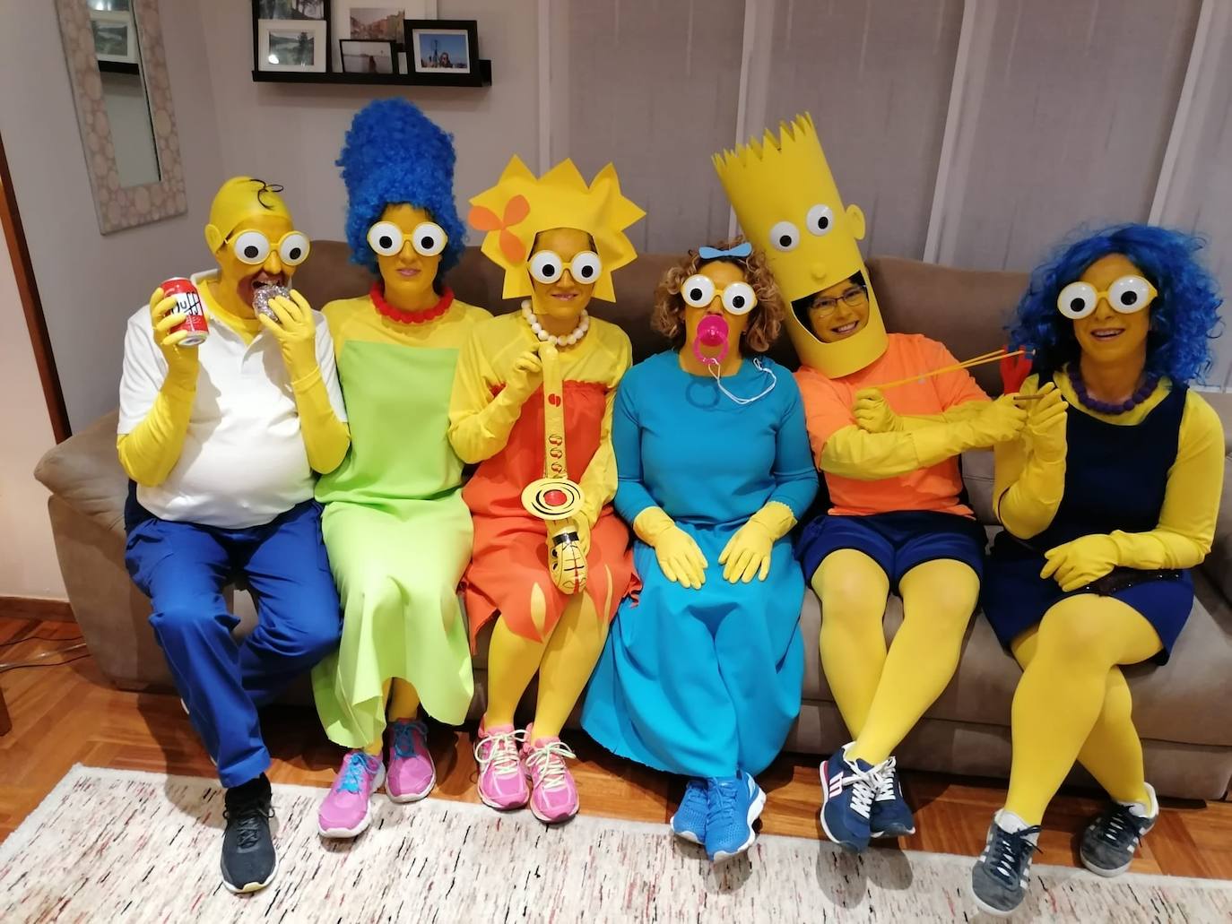 Decididos a no quedarse sin Carnaval, los ovetenses no han dudado en participar en el concurso 'Carnaval Casero 2021' convocado por la Concejalía de Centros Sociales. Una treintena de propuestas individuales y en grupo se han presentado, demostrando su originalidad y ganas de pasarlo bien.