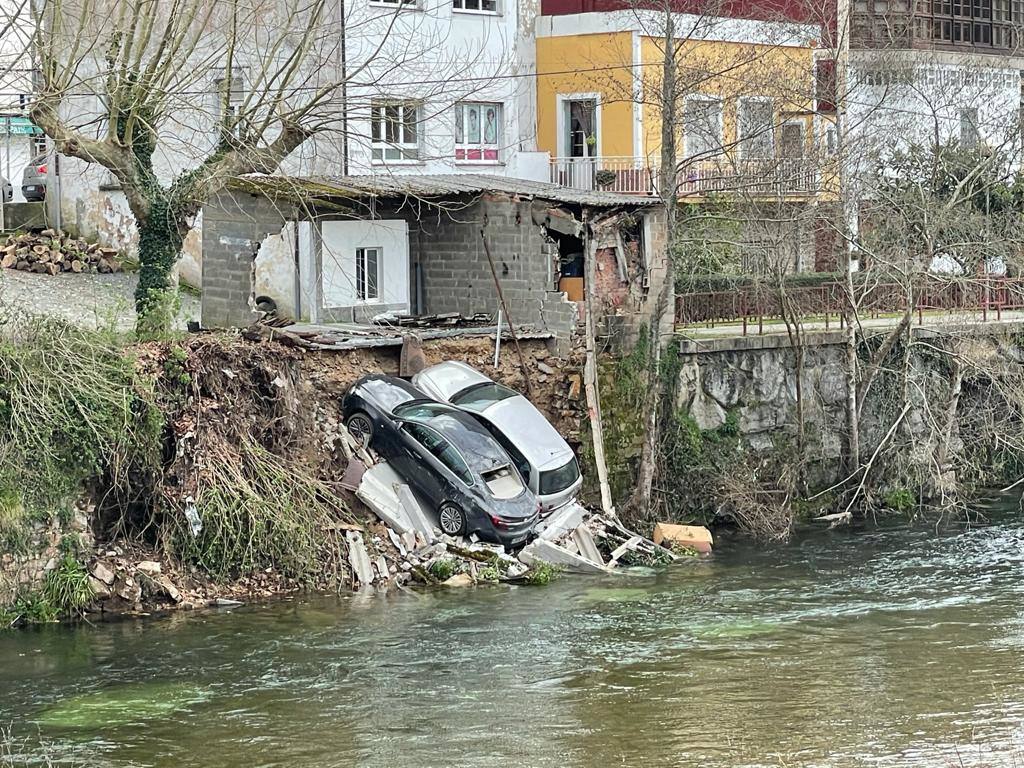 Cae un garaje con dos coches al río Esva en Valdés