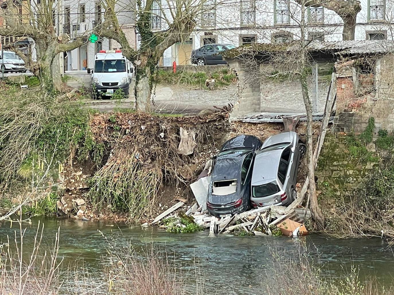 Cae un garaje con dos coches al río Esva en Valdés