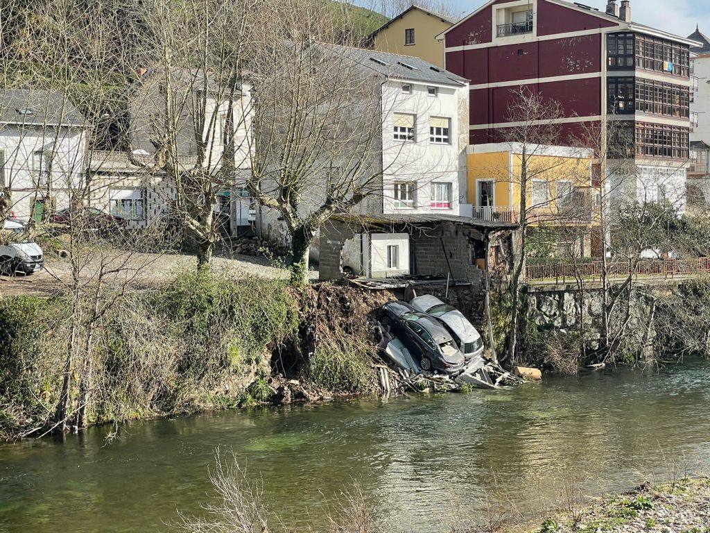 Cae un garaje con dos coches al río Esva en Valdés