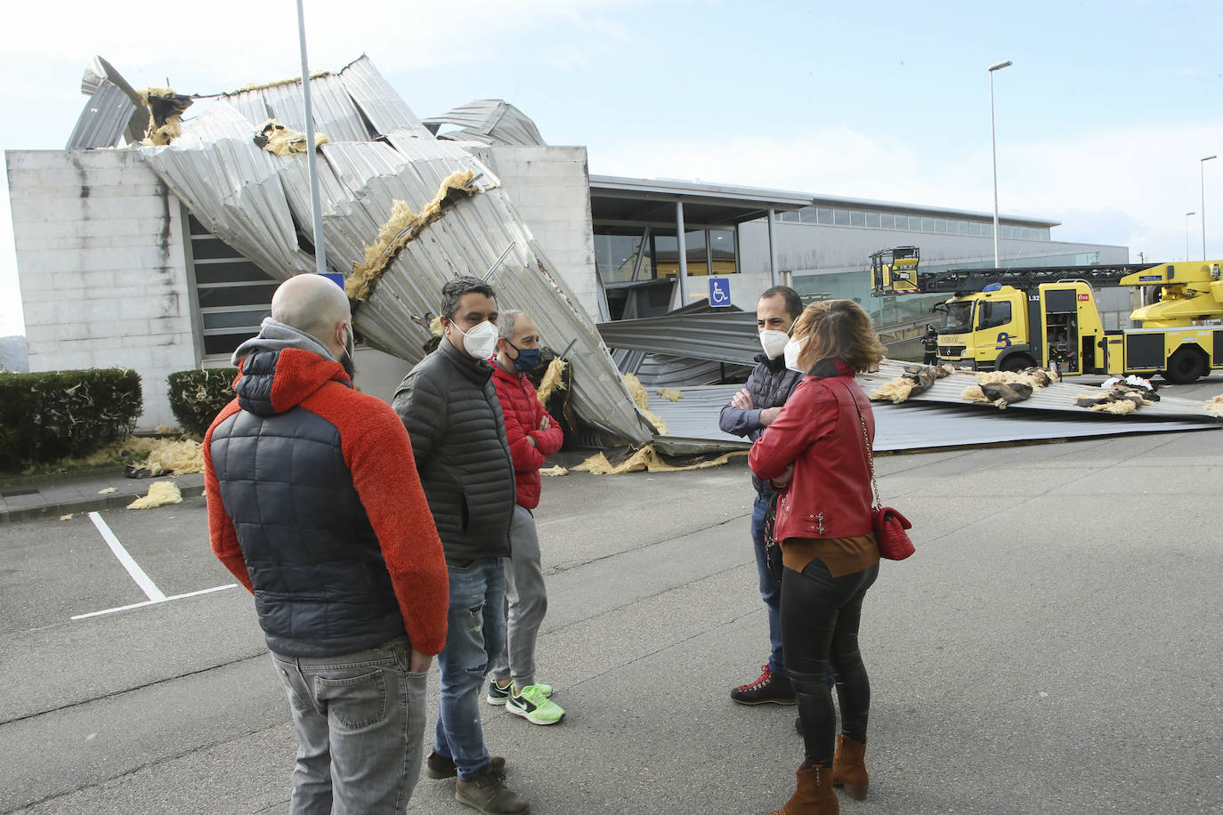 La región estará en alerta hasta el domingo, cuando las temperaturas bajarán bruscamente | La Policía Local de Gijón cierra los principales accesos al parque Isabel La Católica | El viento vuela el techo del polideportivo municipal de El Berrón