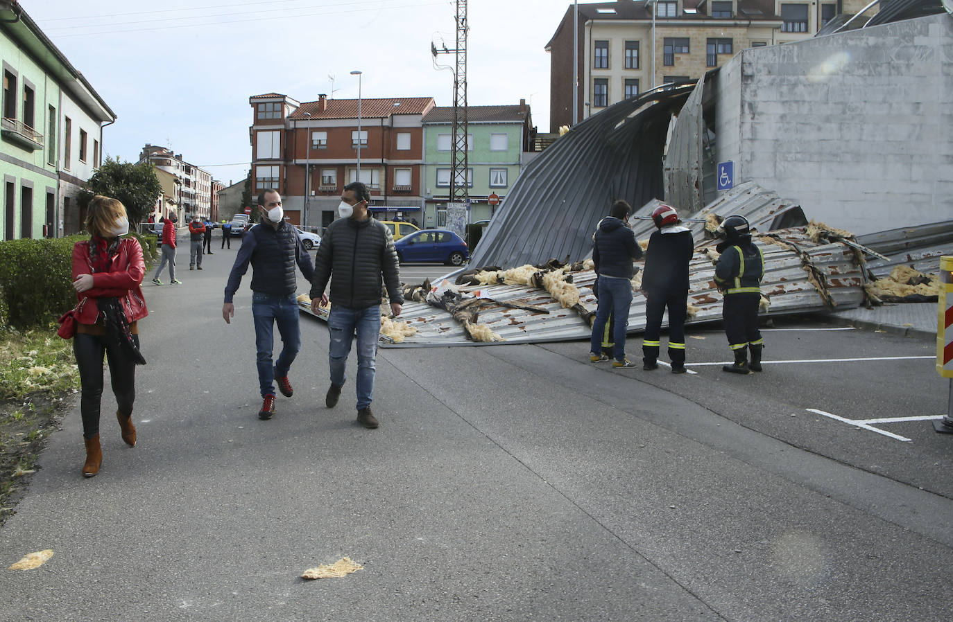 La región estará en alerta hasta el domingo, cuando las temperaturas bajarán bruscamente | La Policía Local de Gijón cierra los principales accesos al parque Isabel La Católica | El viento vuela el techo del polideportivo municipal de El Berrón