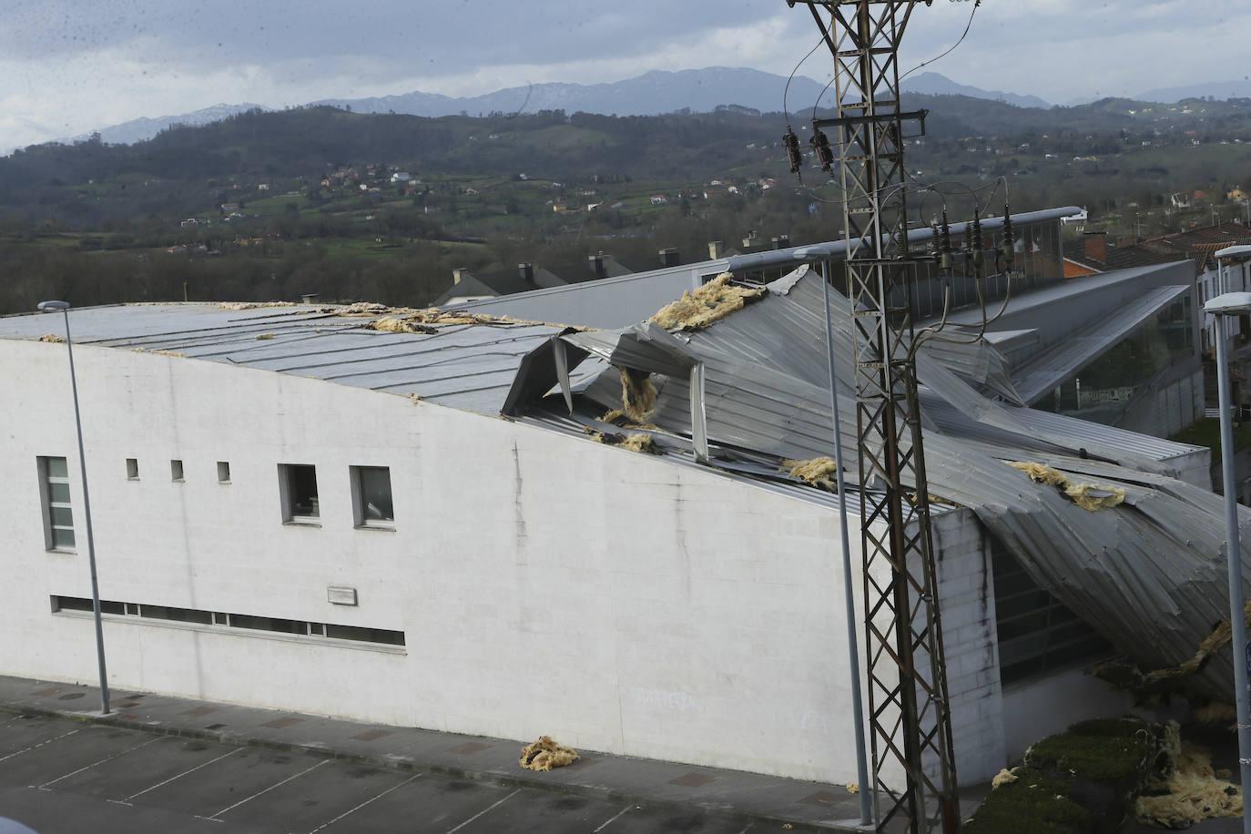 La región estará en alerta hasta el domingo, cuando las temperaturas bajarán bruscamente | La Policía Local de Gijón cierra los principales accesos al parque Isabel La Católica | El viento vuela el techo del polideportivo municipal de El Berrón