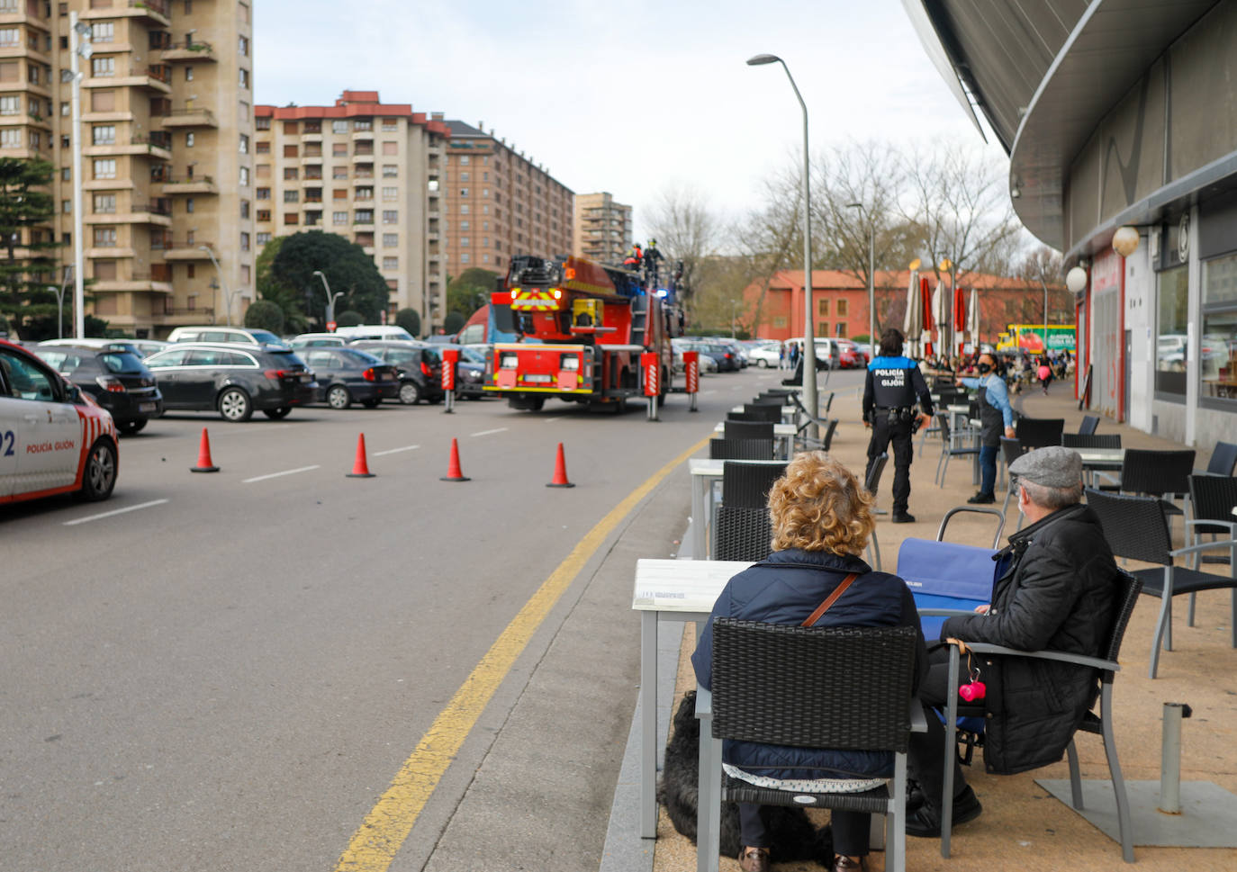 La región estará en alerta hasta el domingo, cuando las temperaturas bajarán bruscamente | La Policía Local de Gijón cierra los principales accesos al parque Isabel La Católica | El viento vuela el techo del polideportivo municipal de El Berrón