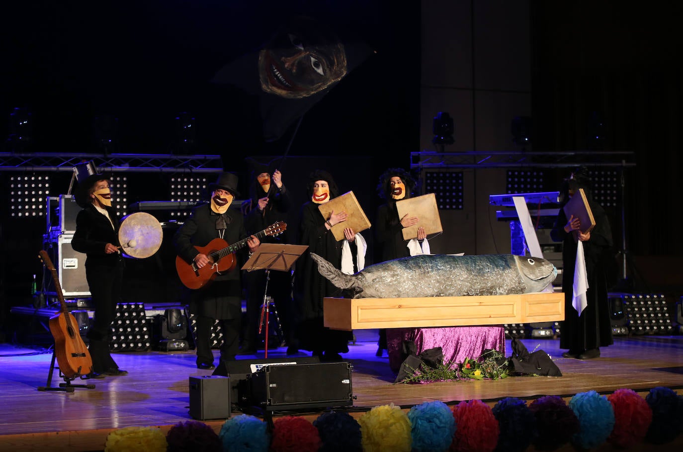 El grupo Tekila animó a las setecientas personas que asistieron al Auditorio, donde también se enterró a la sardina.